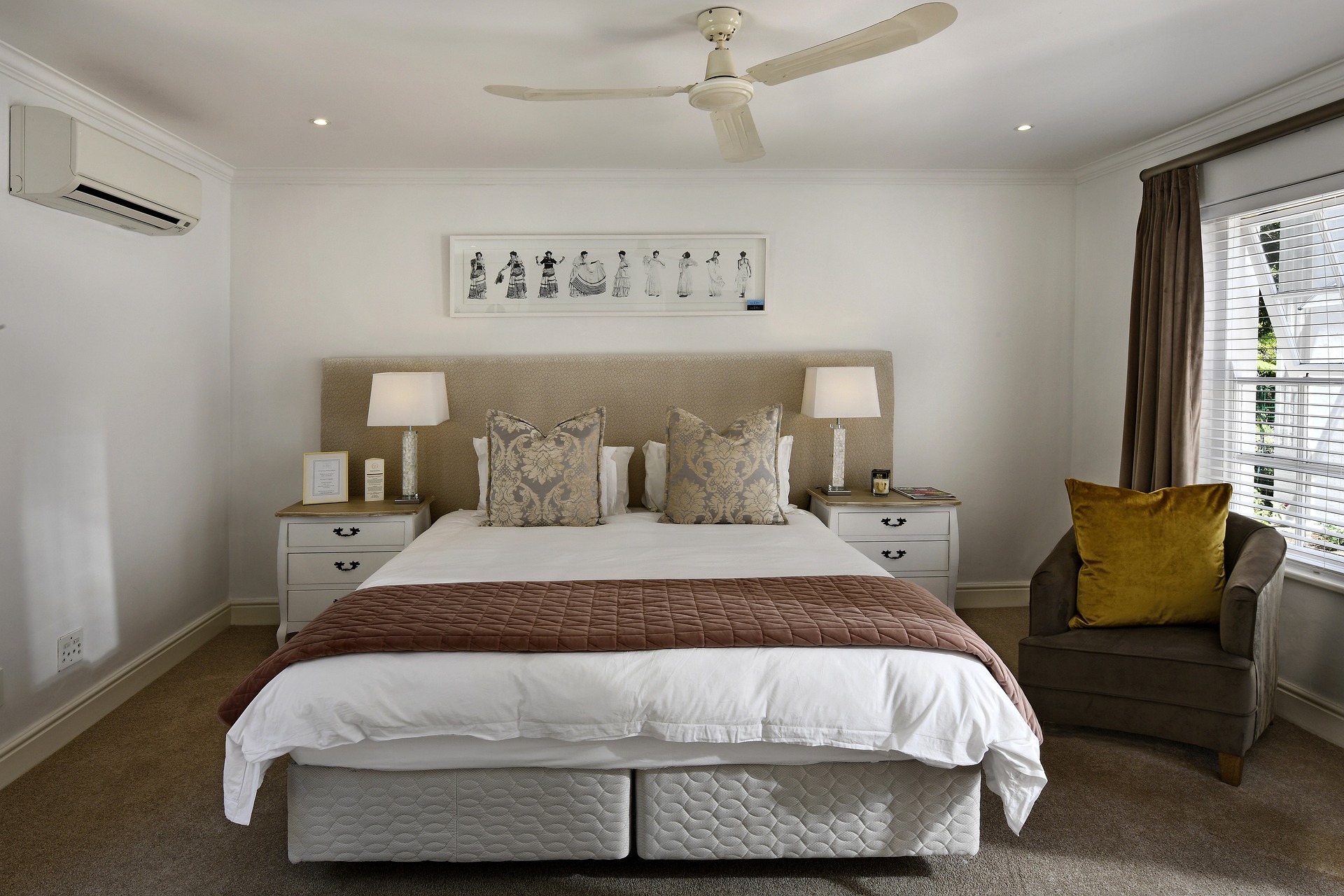 kamar tidur tempat spring bed berada
